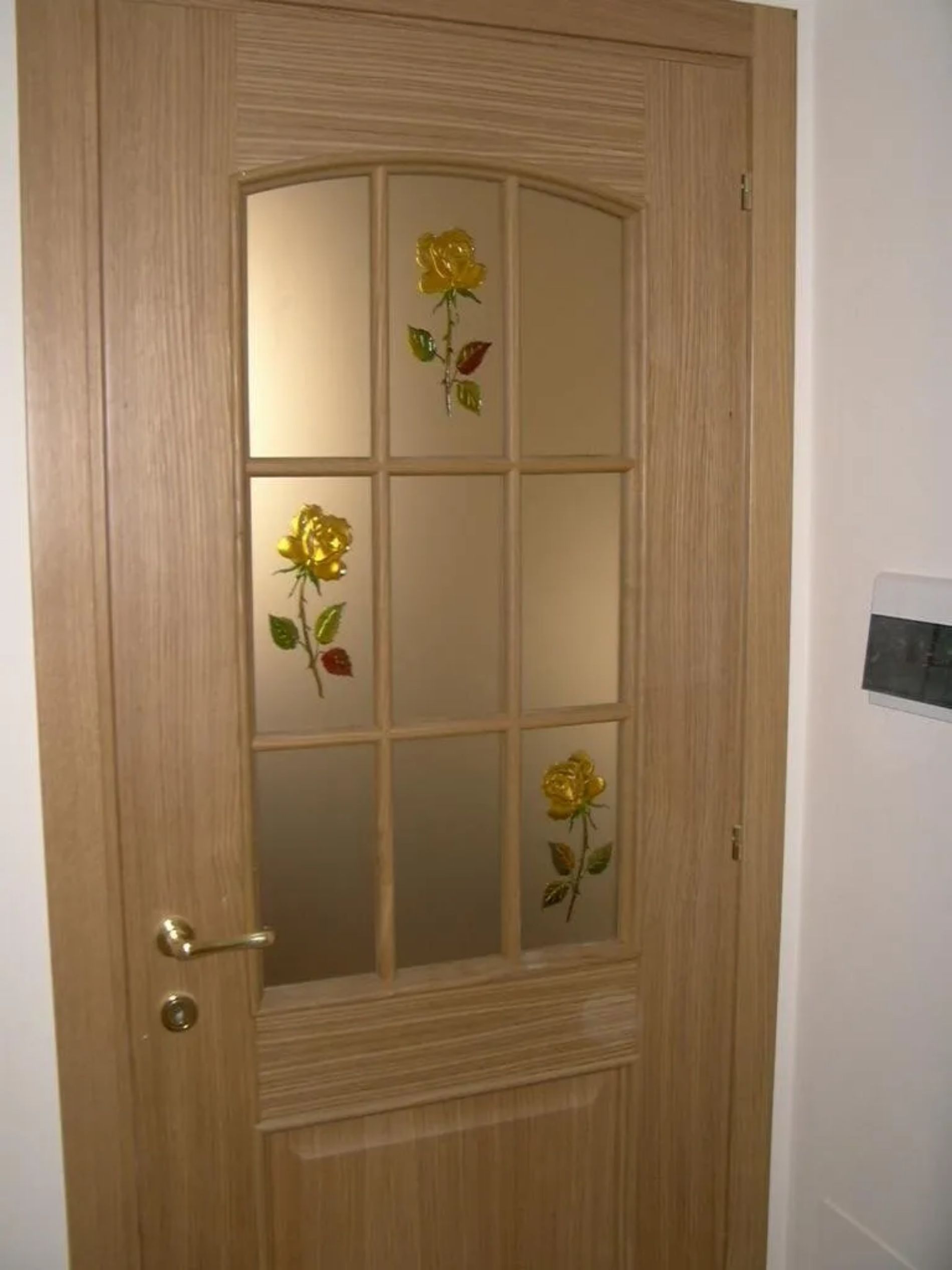 porta in legno con inserti in vetro