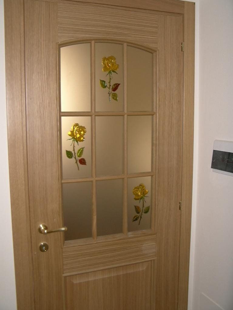 porta in legno con vetro decorato