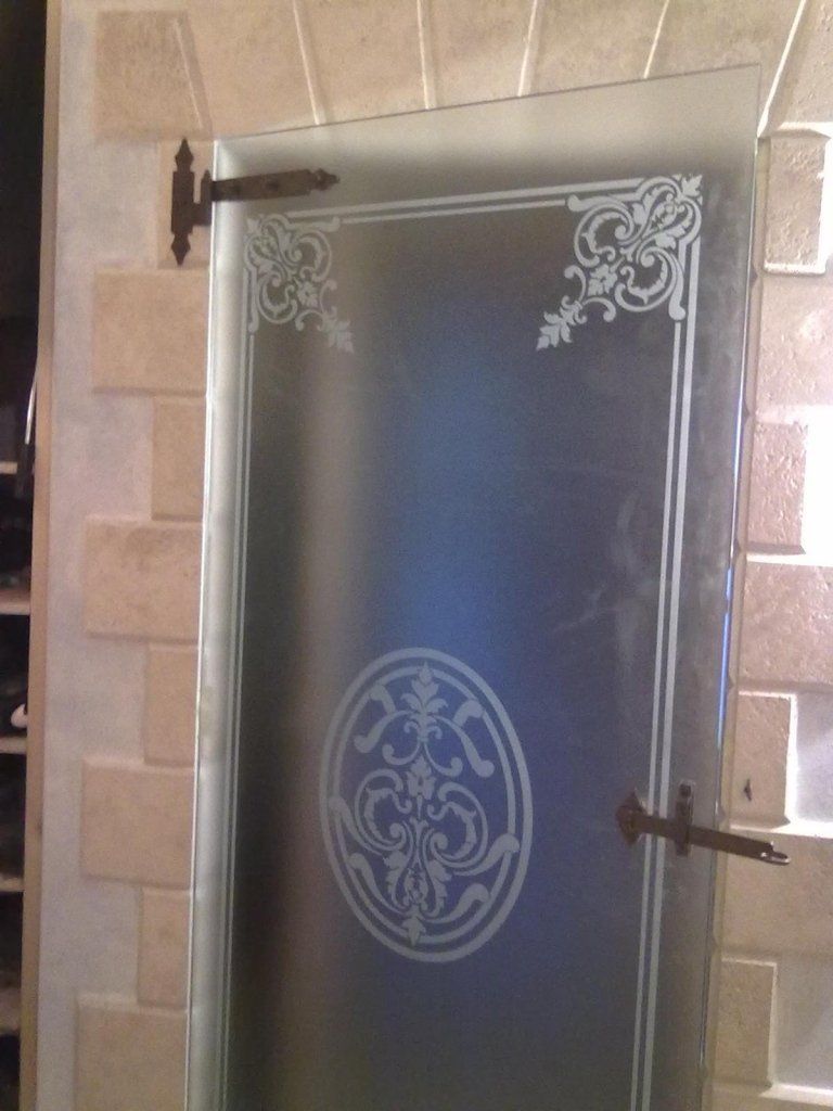 vetro con decorazioni satinate