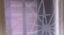 dettaglio di una vetrata decorata