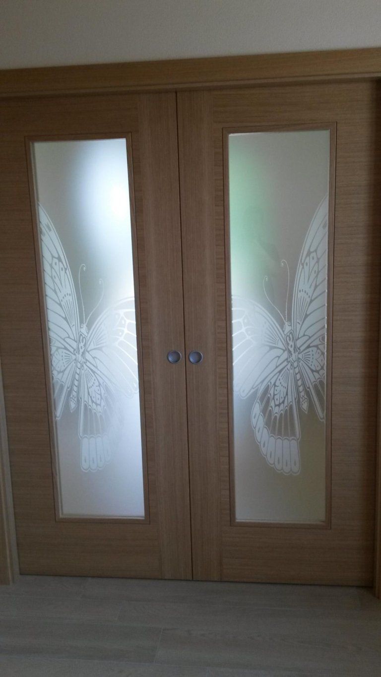 porta per interni con vetrata decorata