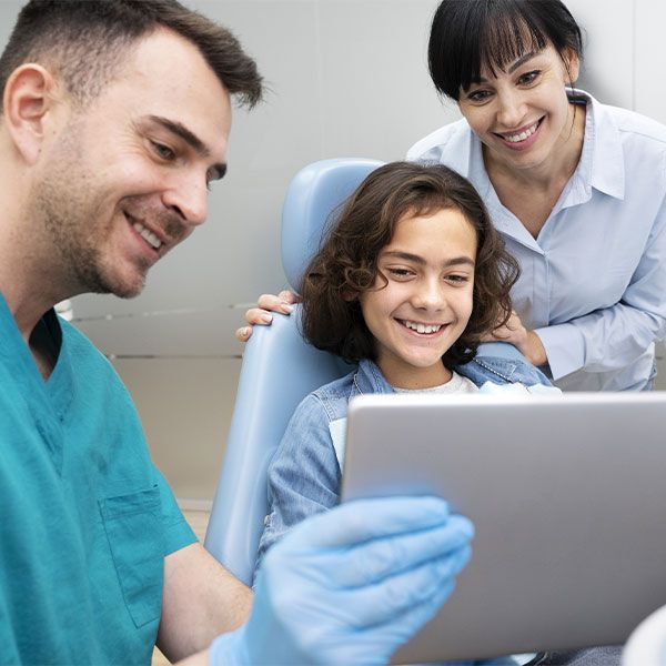 Dentist Showing Exam Results to Patients | Best Family Dentist for All Ages | Preventative Dentist in Houston TX 77042