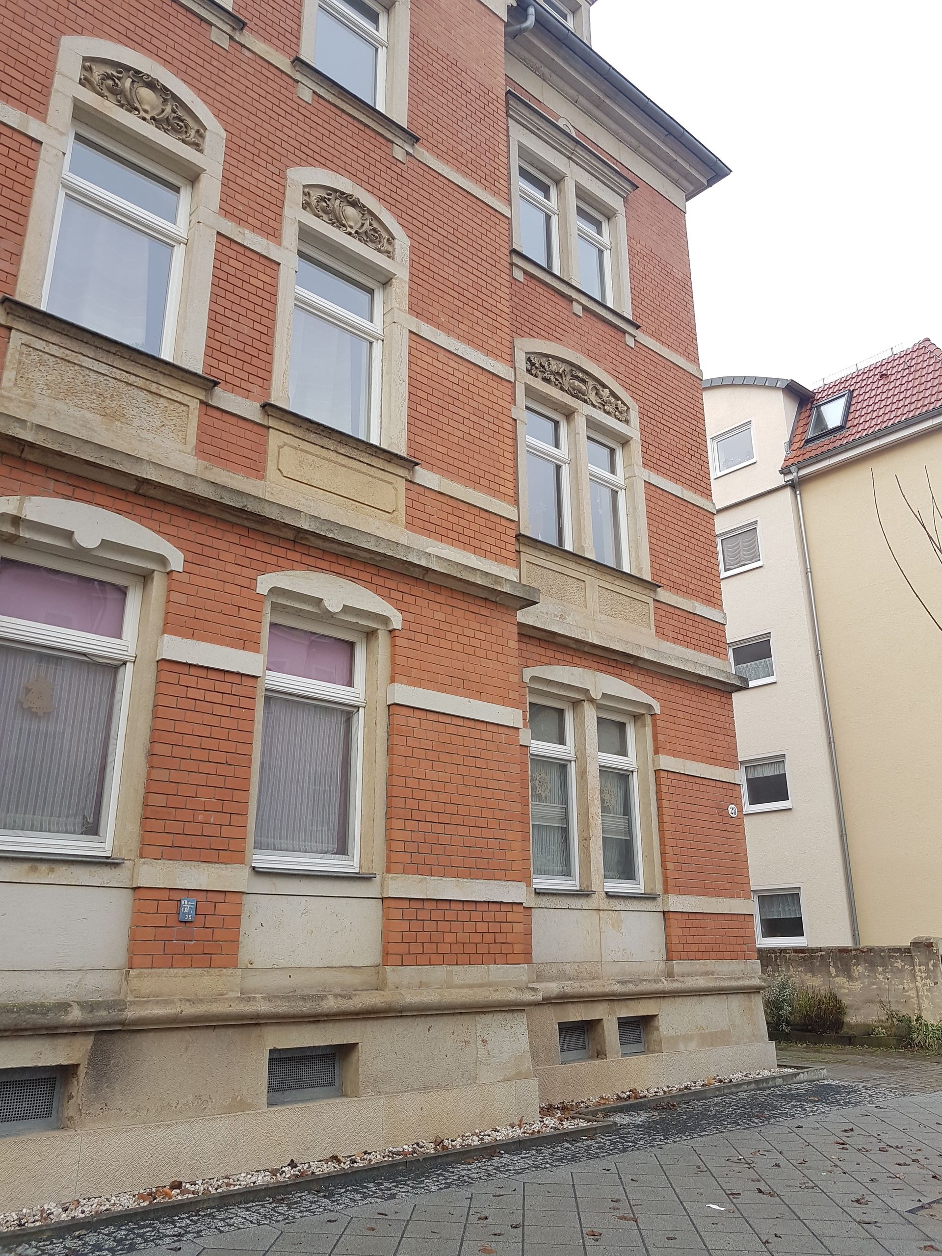 Ein großes Backsteingebäude mit vielen Fenstern