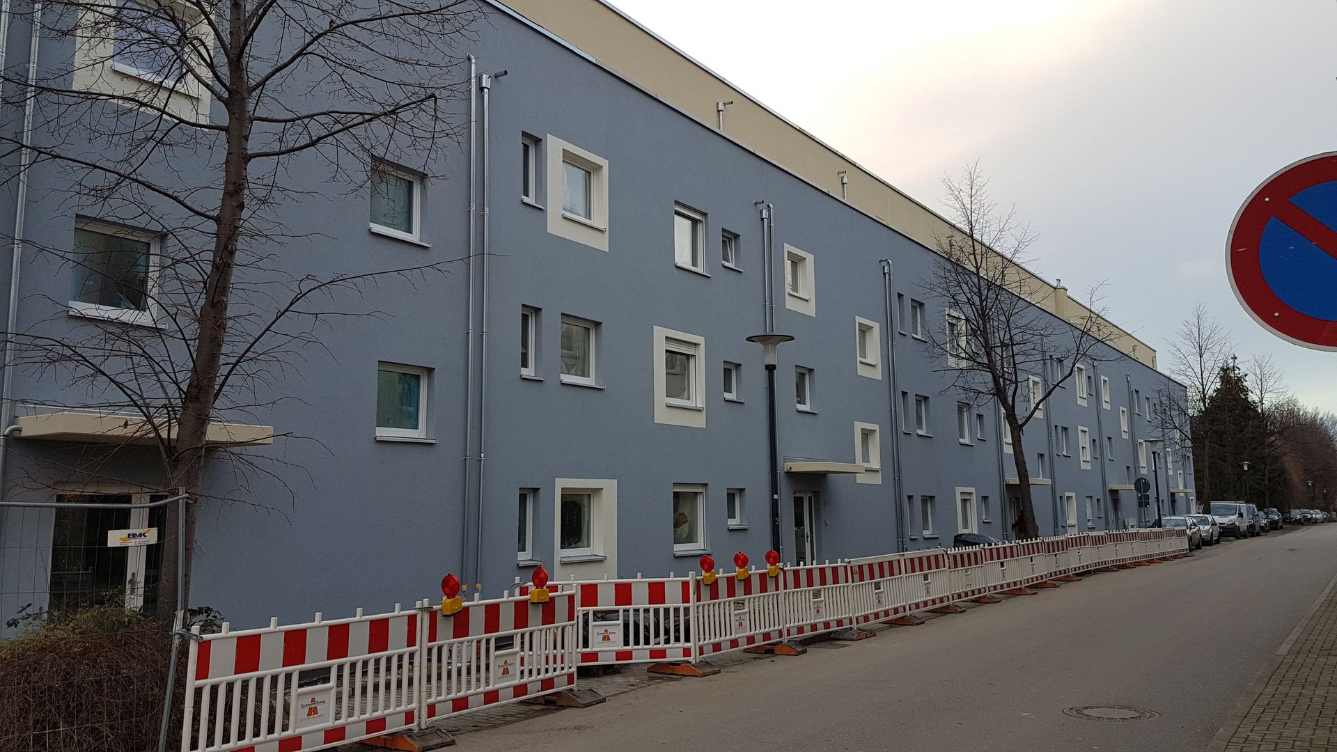 Ein Gebäude mit einem Parkverbotsschild davor