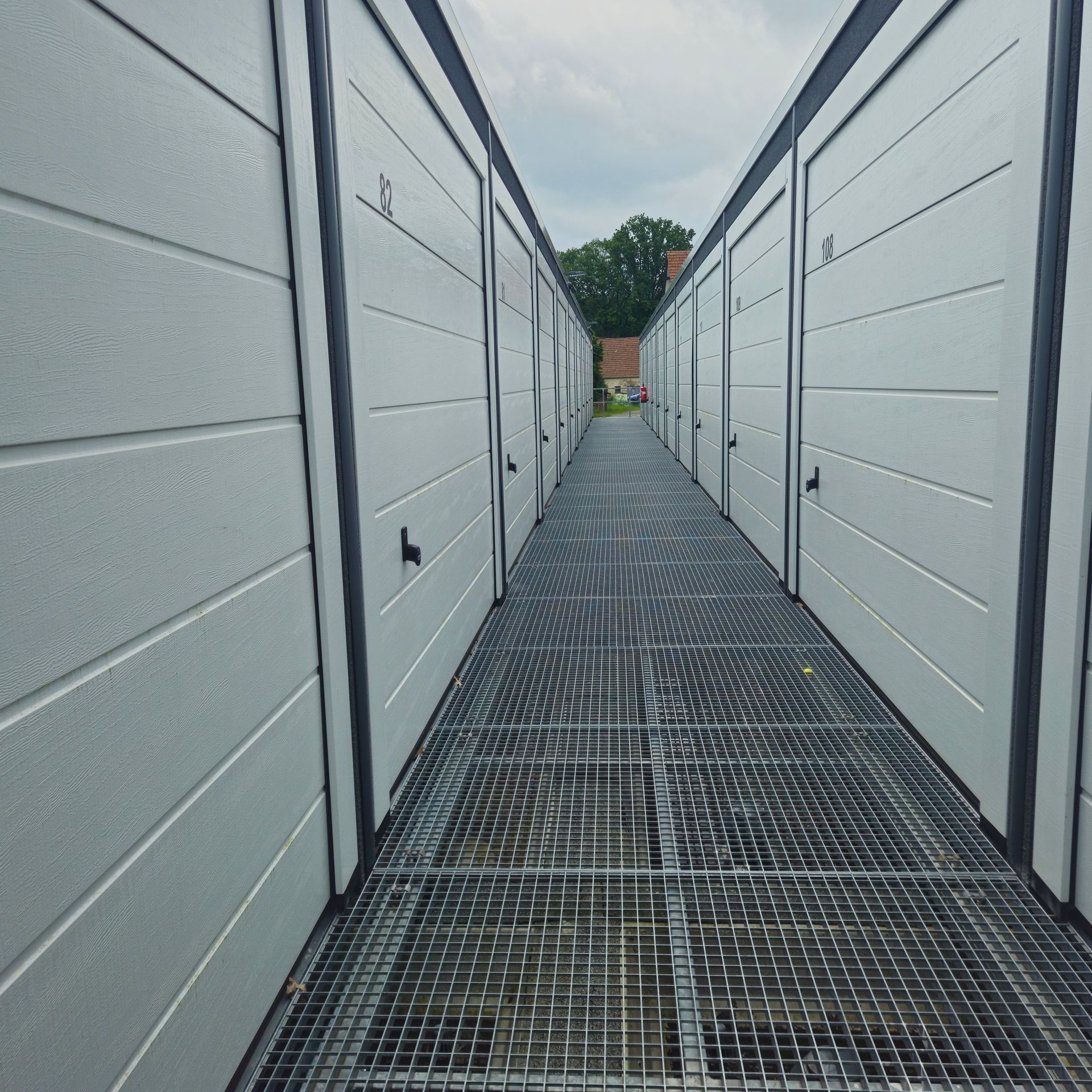 Eine Reihe von Garagentoren sind in einem langen Flur aufgereiht