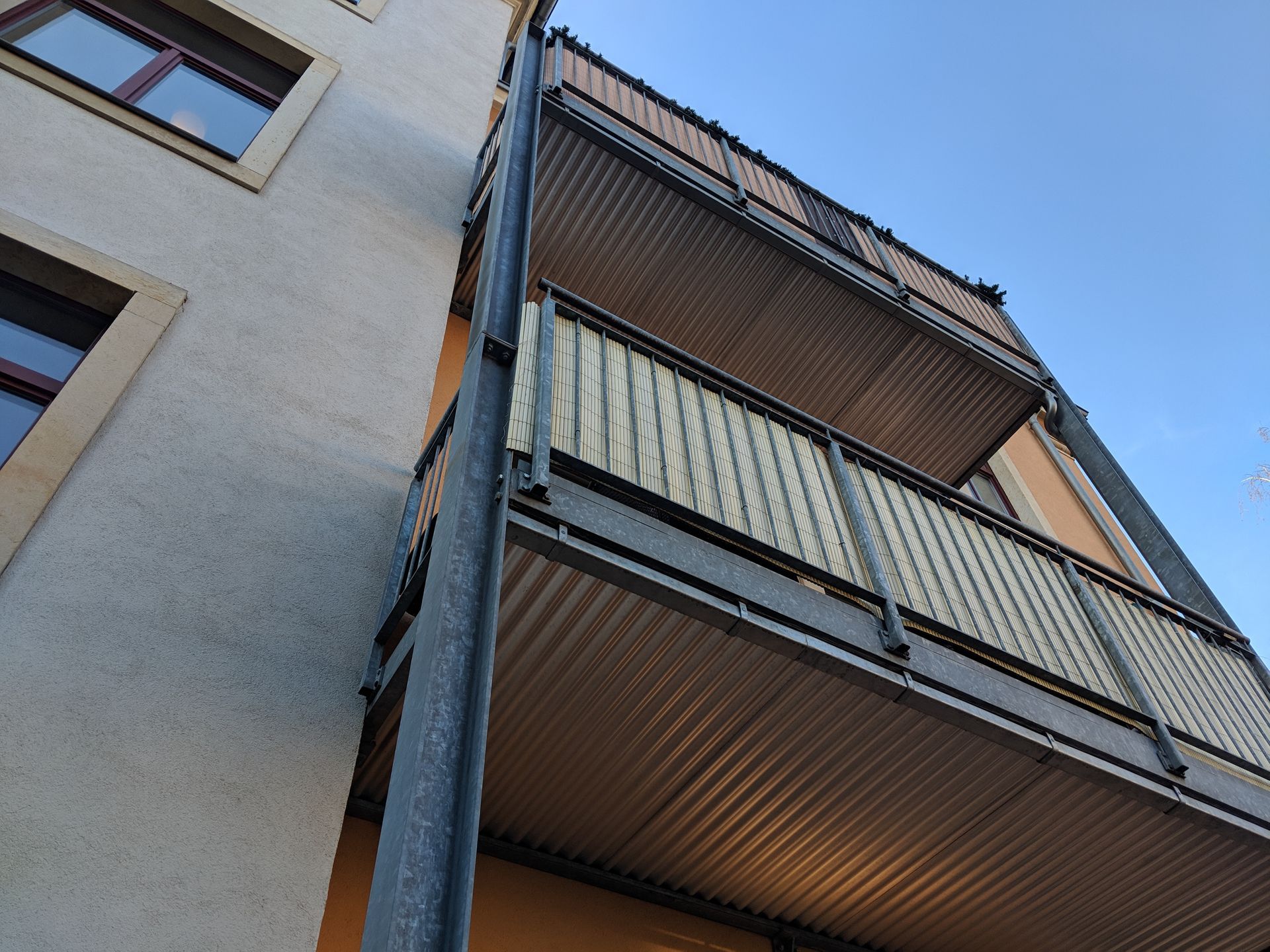 Blick nach oben auf einen Balkon an der Seite eines Gebäudes