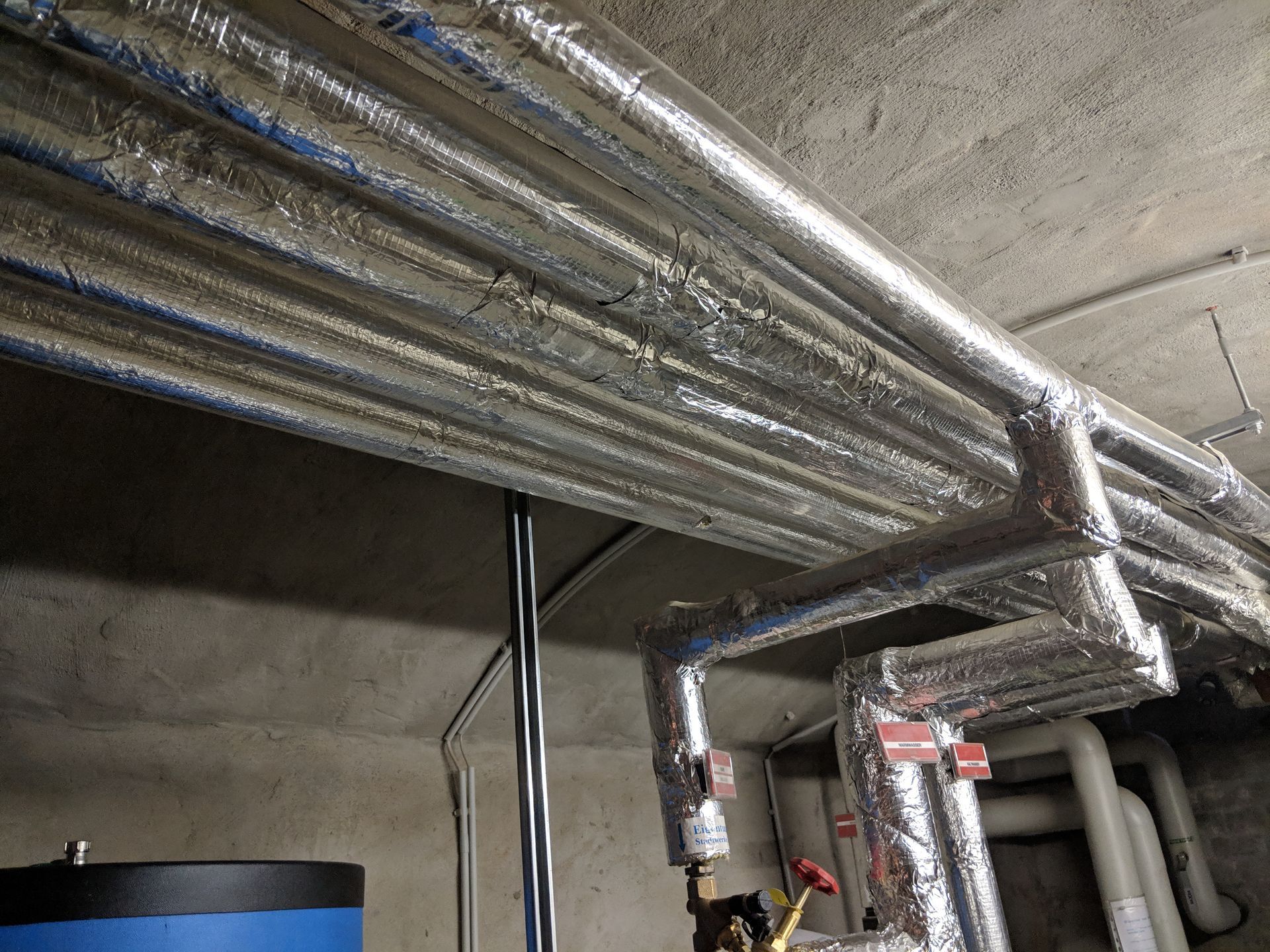 In einem Raum hängen ein paar Rohre von der Decke