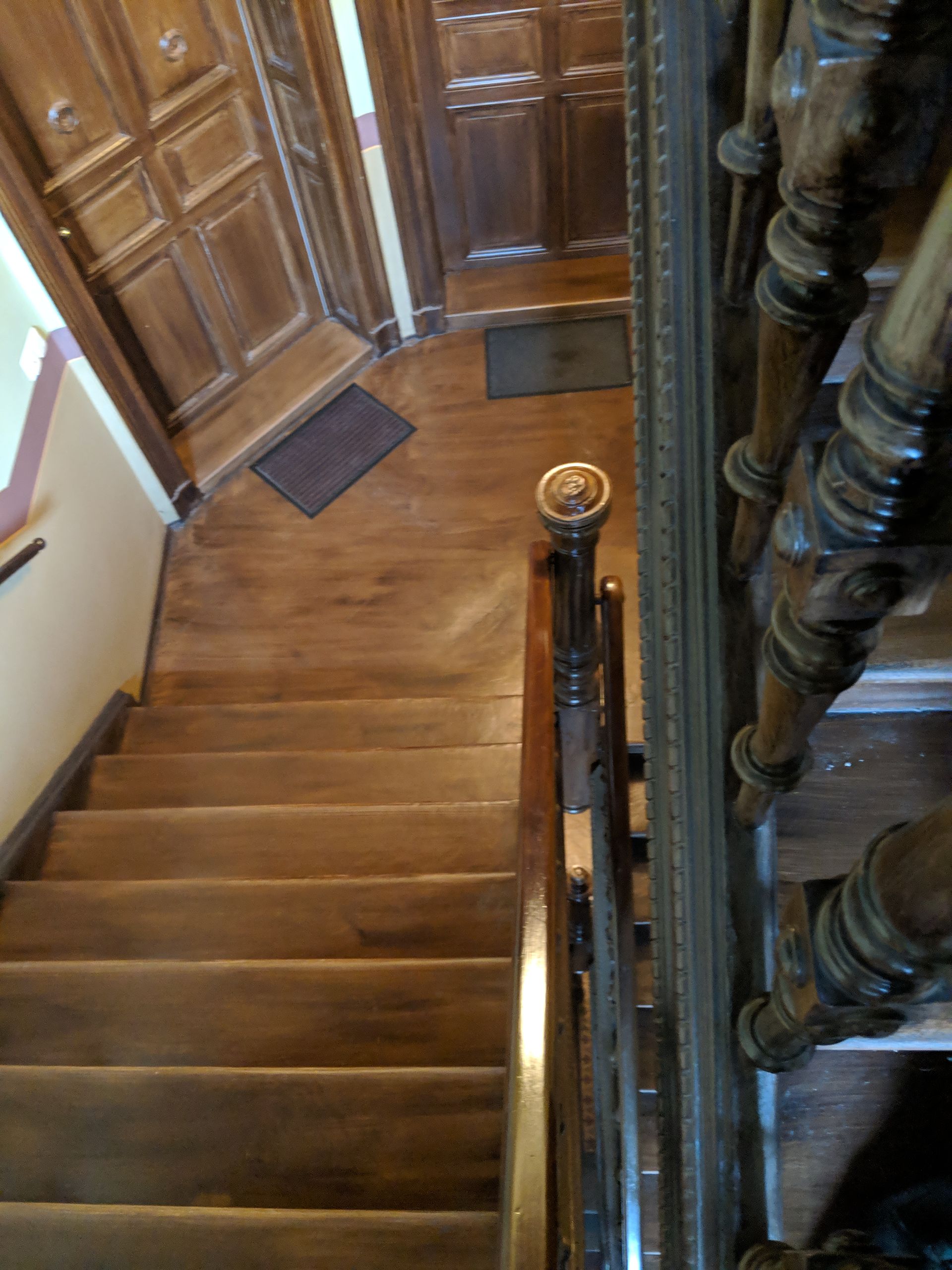 Eine Luftaufnahme einer Holztreppe in einem Haus.