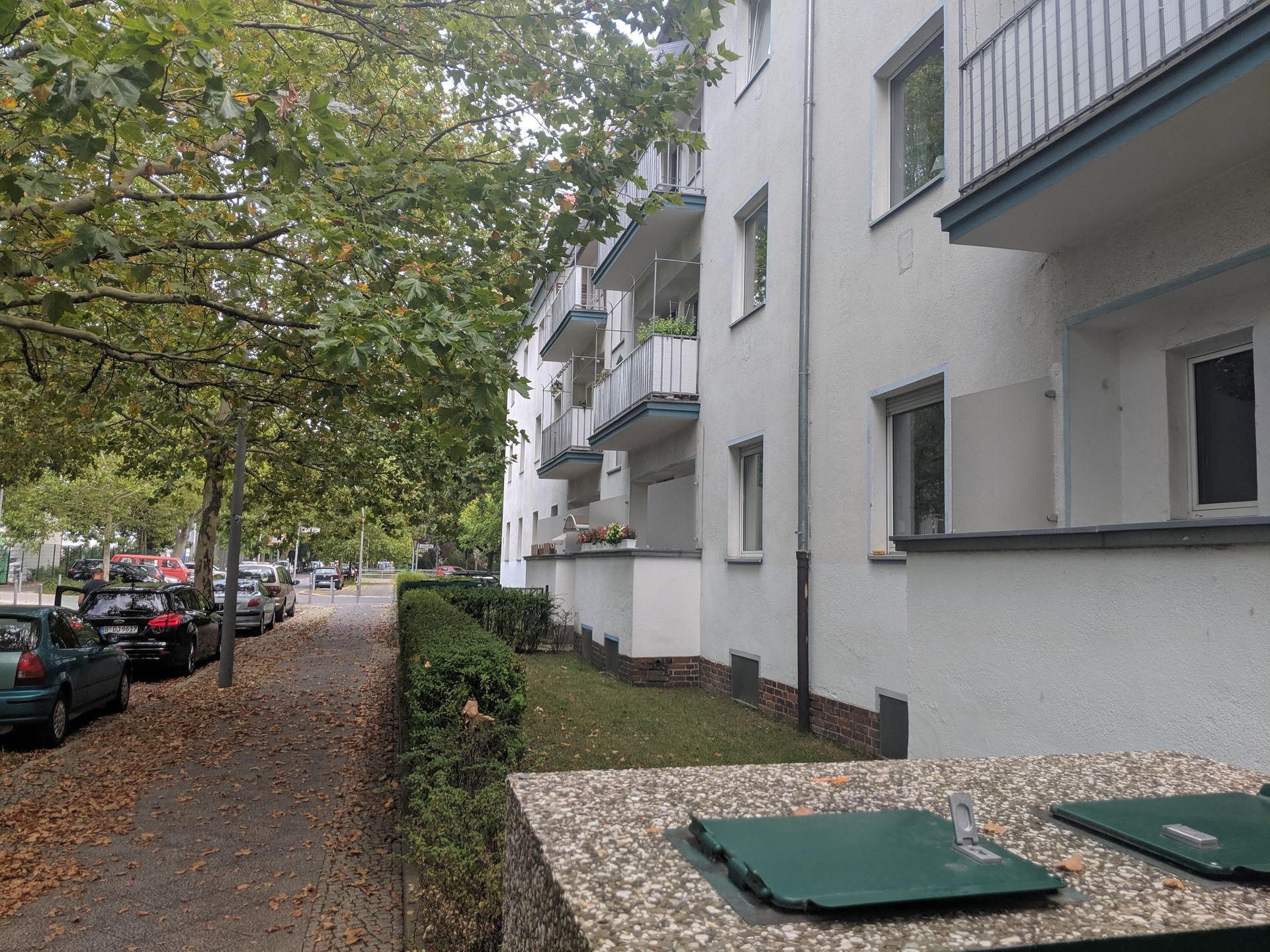 Ein Gebäude, vor dem viele Autos geparkt sind
