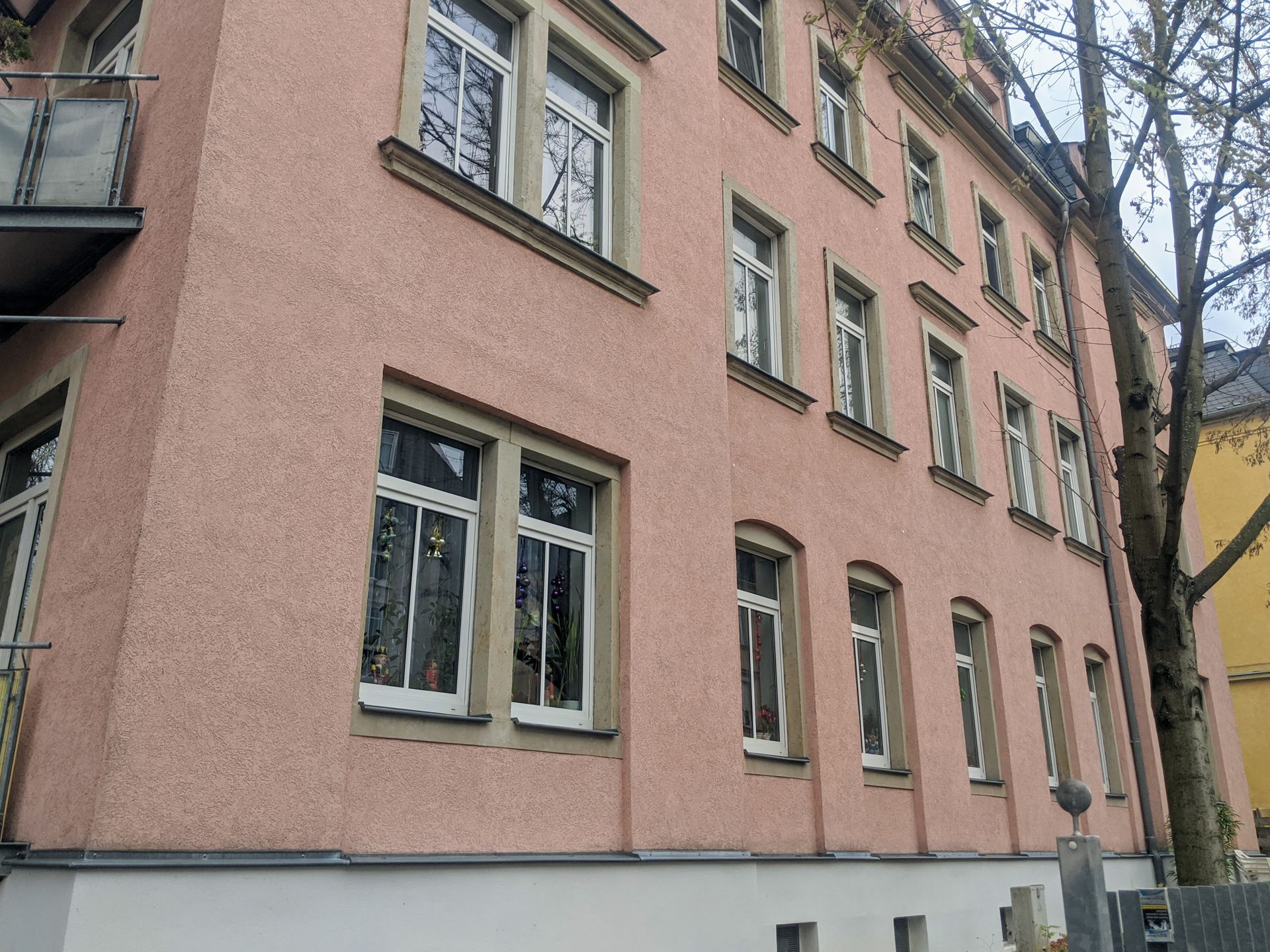 Ein Gebäude mit vielen Fenstern und einem Balkon