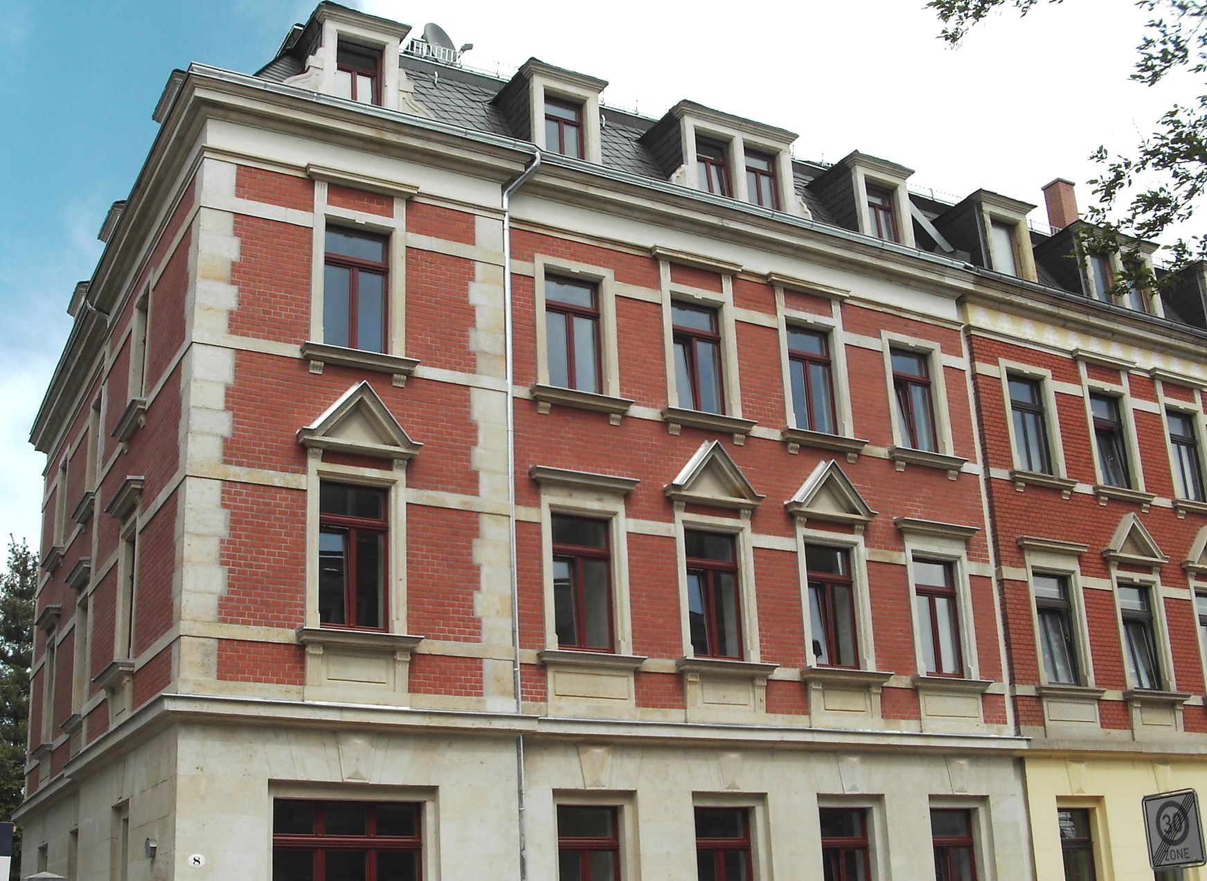 Ein großes rotes Backsteingebäude mit vielen Fenstern