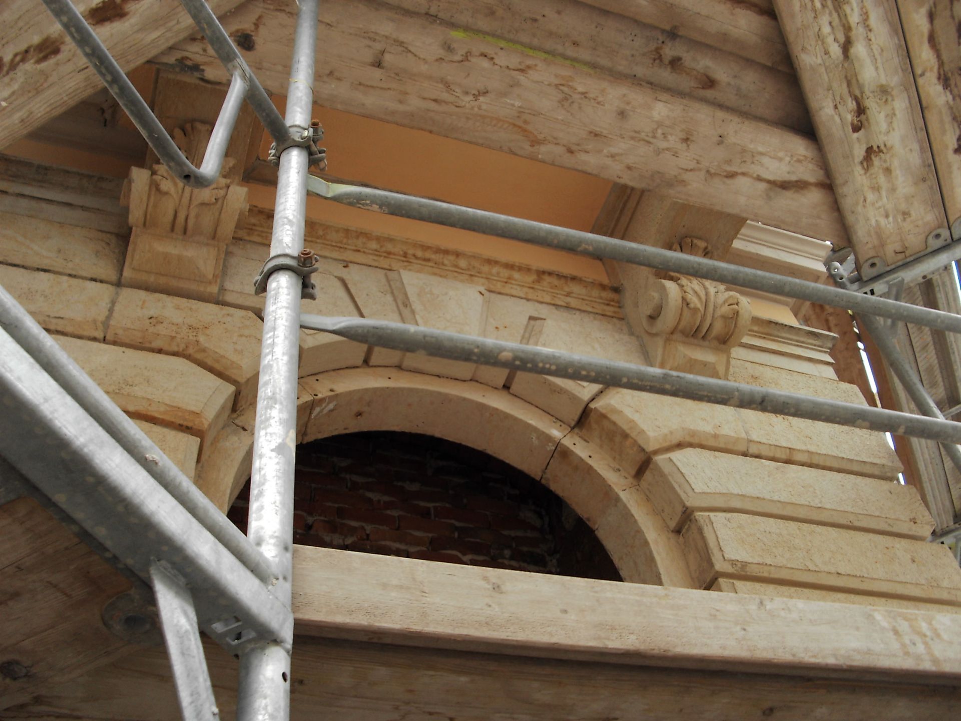 Ein Gebäude mit Gerüst darum und einem Fenster