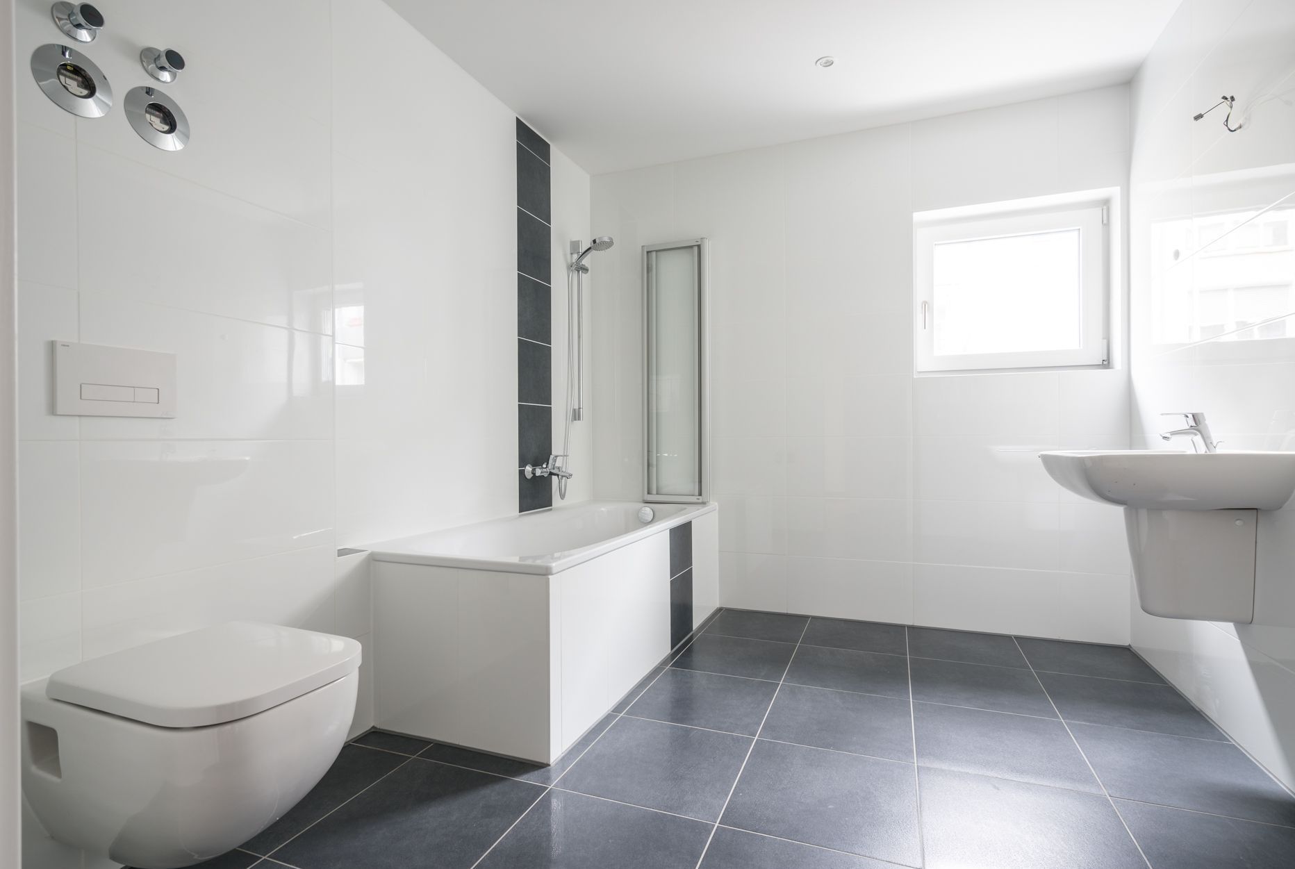 Ein Badezimmer mit Toilette, Waschbecken und Badewanne.