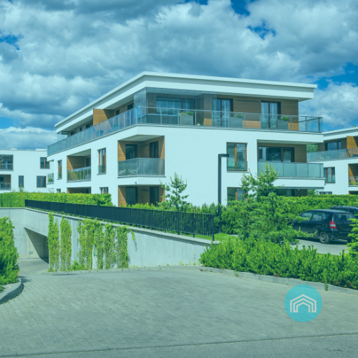 Ein großes weißes Gebäude mit vielen Fenstern und Balkonen2