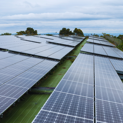Eine Reihe von Solarmodulen auf dem Dach eines Gebäudes