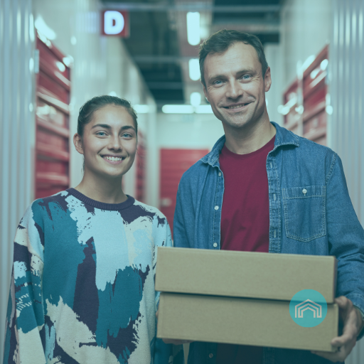 Ein Mann und eine Frau stehen nebeneinander und halten einen Karton.