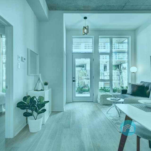 Ein Wohnzimmer mit Couch, Tisch, Stühlen und Topfpflanzen.