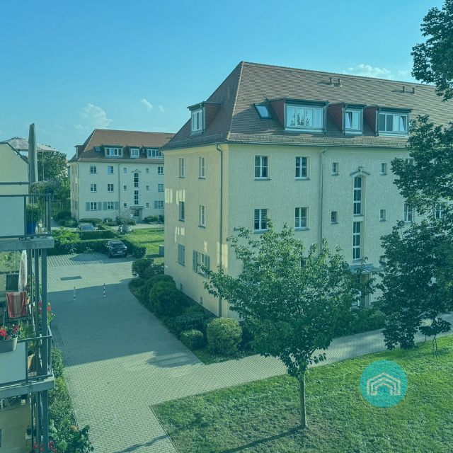 Eine Luftaufnahme eines großen Gebäudes mit vielen Fenstern