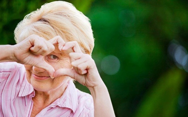 Arriva la primavera: come proteggere gli anziani dai malesseri legati al cambio stagionale