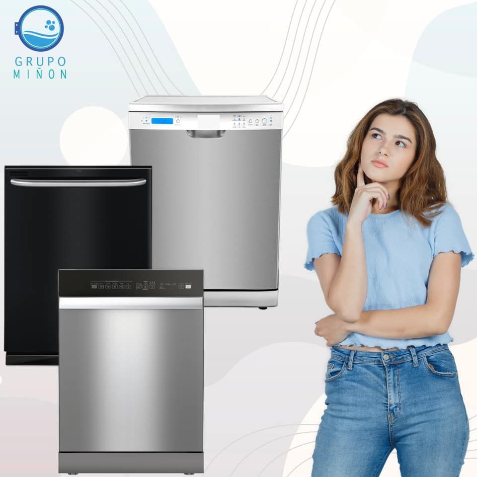 Una mujer está parada frente a un lavavajillas de acero inoxidable.