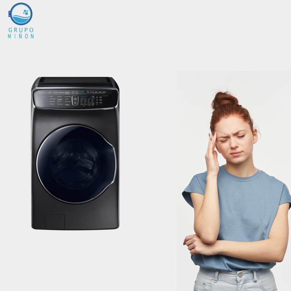 Una mujer está parada frente a una lavadora.