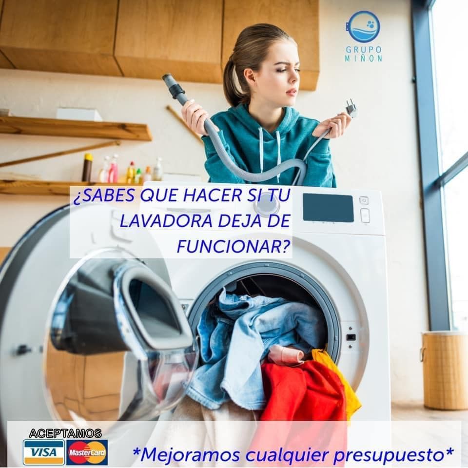 Una mujer sostiene una manguera al lado de una lavadora.