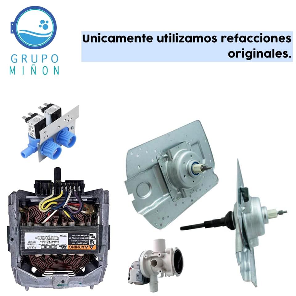 Un grupo de piezas de lavadora están colocadas una encima de otra sobre un fondo blanco.