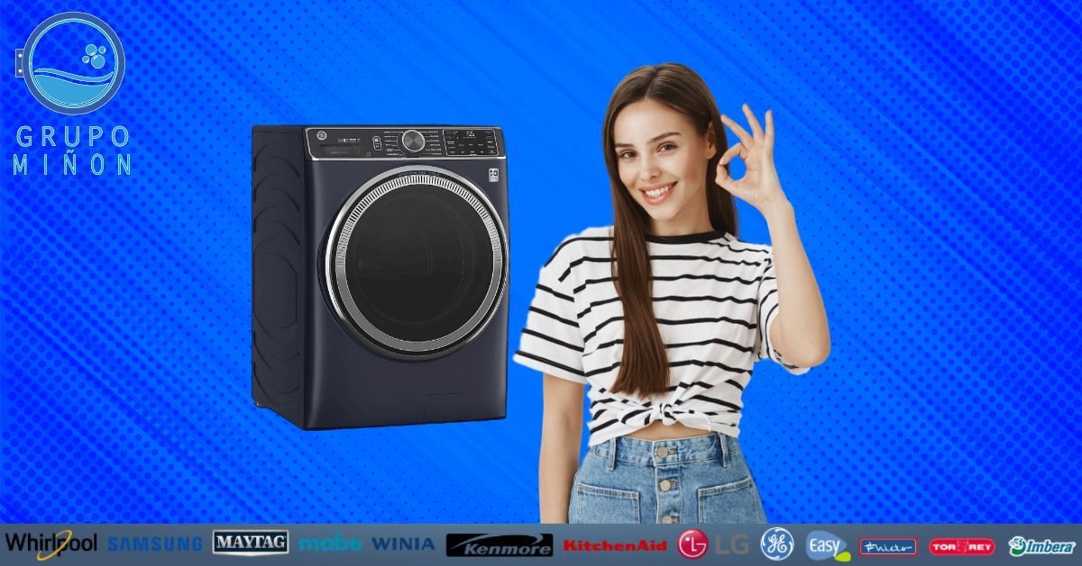 Una mujer está haciendo una señal de ok delante de una lavadora.