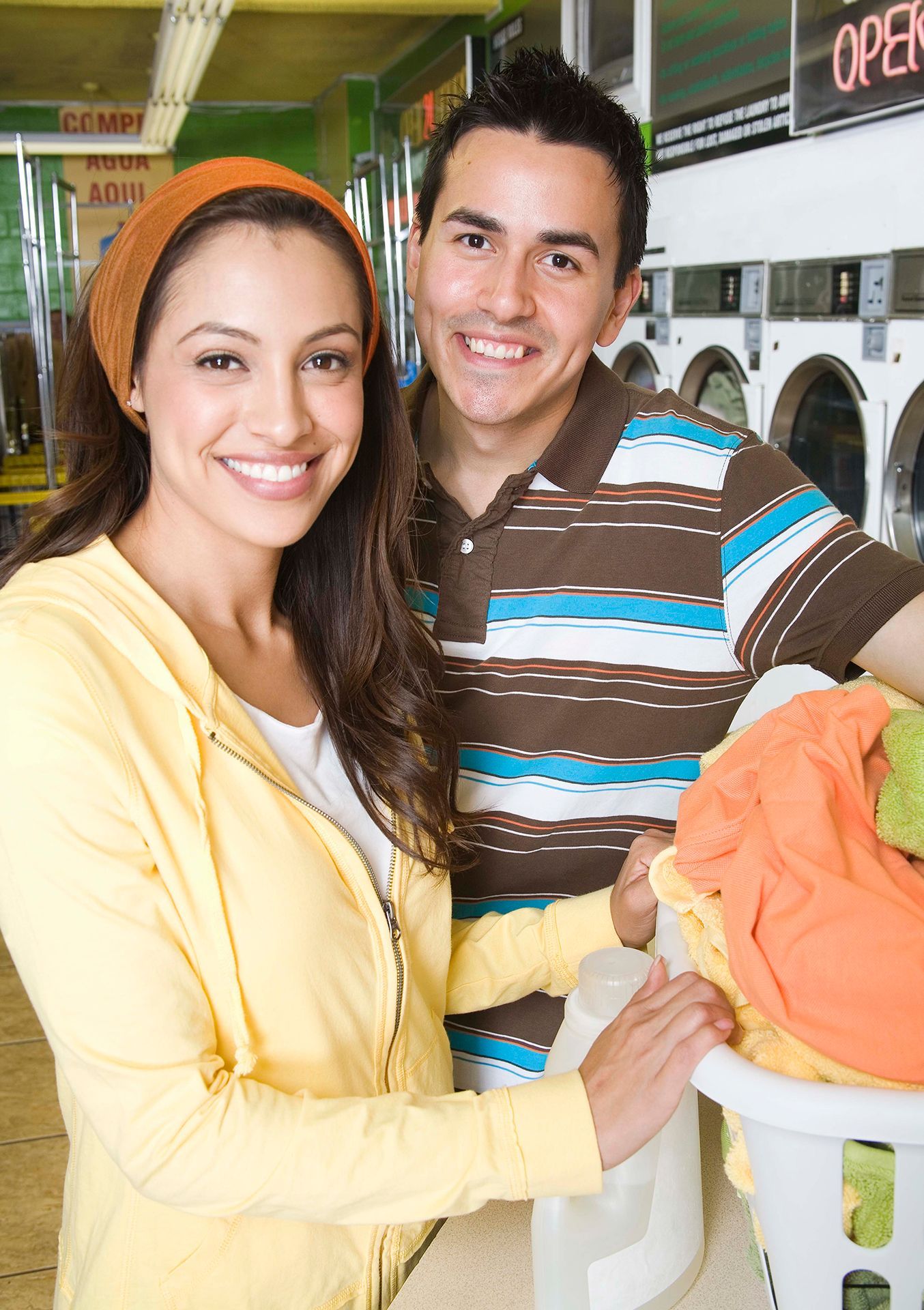 Un hombre y una mujer están parados uno al lado del otro en una lavandería.