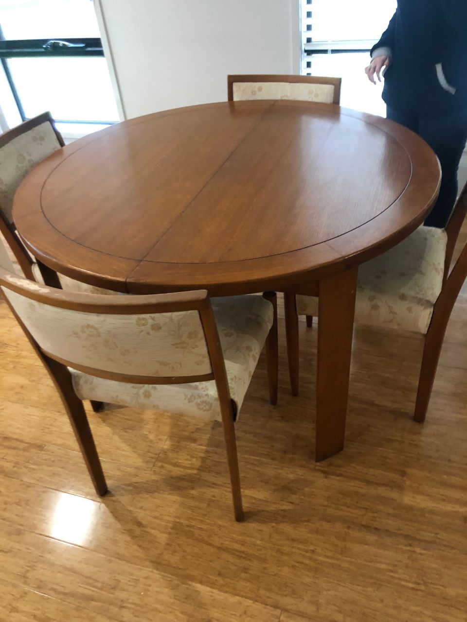 round dining table with chair
