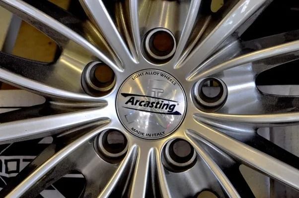 Cerchione d'argento con il logo 