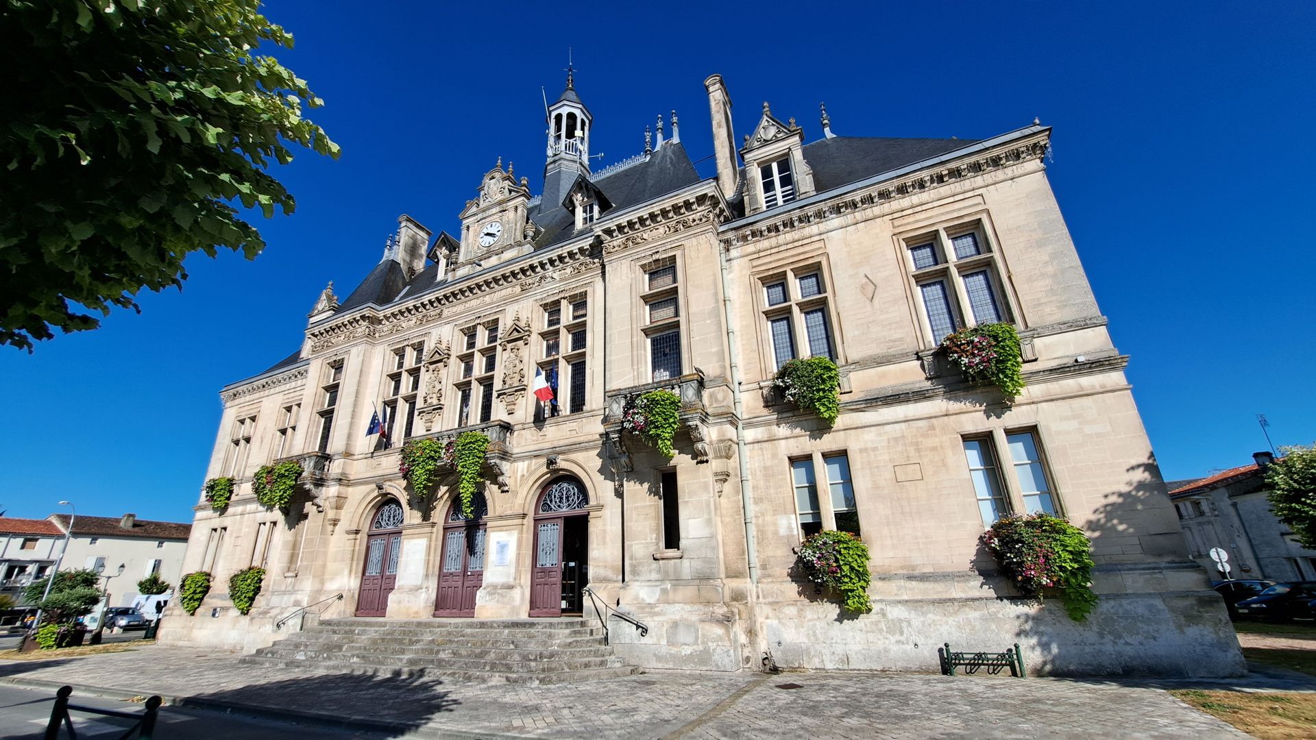 mairie of st jean d'angely
