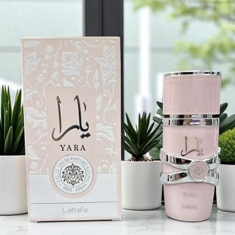 Caja de perfume Lattafa Yara rosa con diseño floral y escritura árabe.