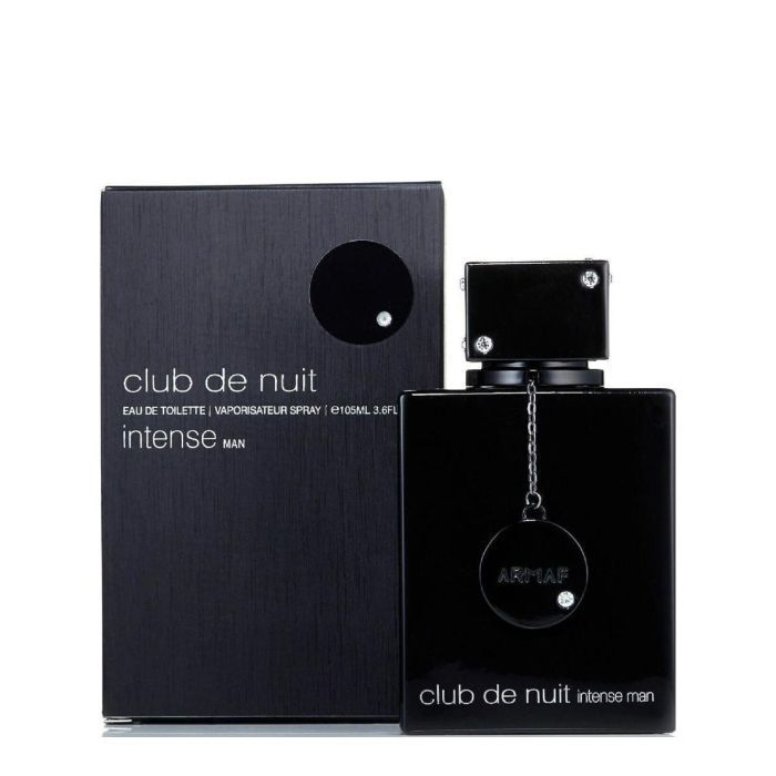 Frasco y caja de perfume Club de Nuit Intense Man, de color negro, sobre fondo blanco.