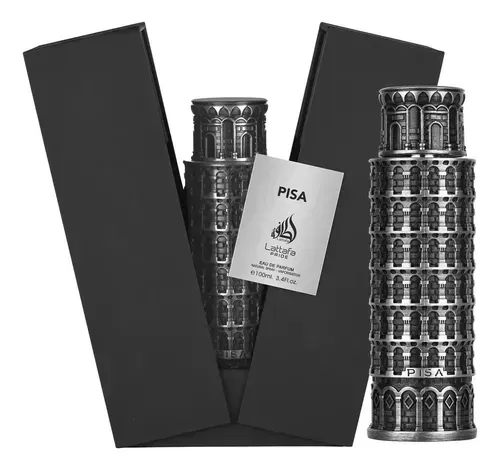 Dos frascos de perfume plateados con forma de Pisa junto a sus cajas negras abiertas. Una tarjeta se encuentra entre ellos.