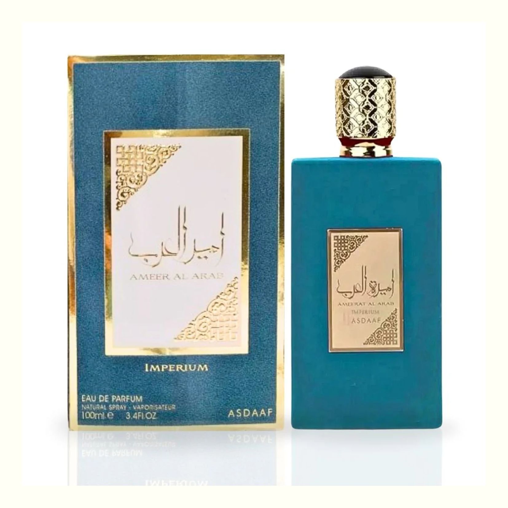 Frasco de perfume y caja de color verde azulado con detalles dorados, escritura árabe, etiqueta blanca, sobre fondo blanco.