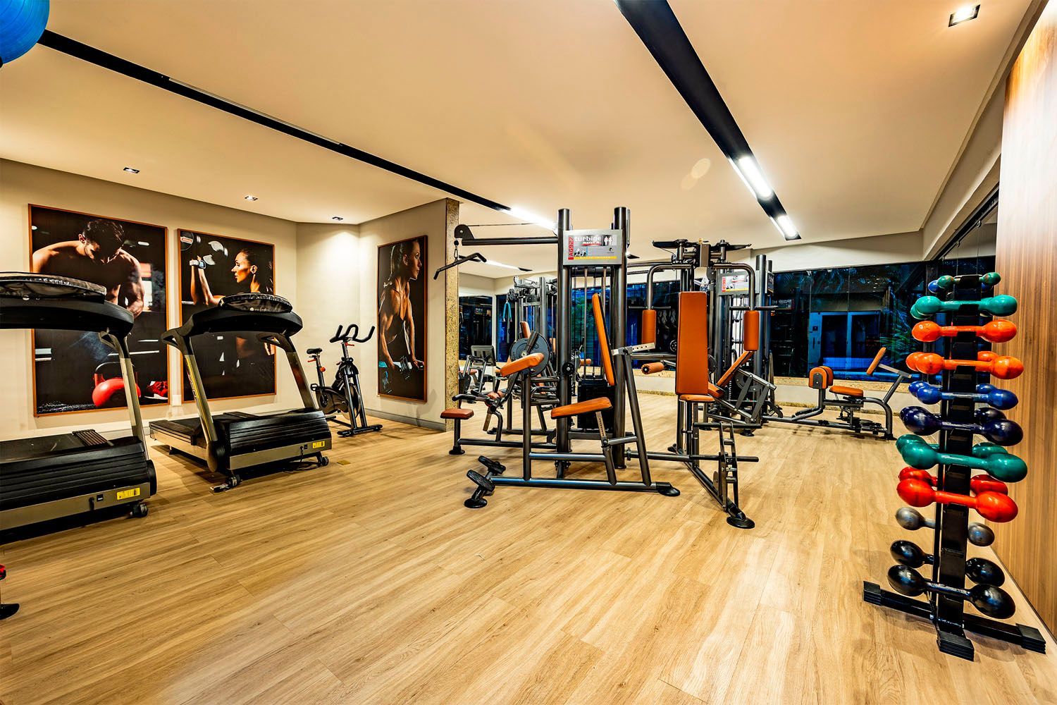 Há muitos tipos diferentes de equipamentos de exercícios nesta academia.