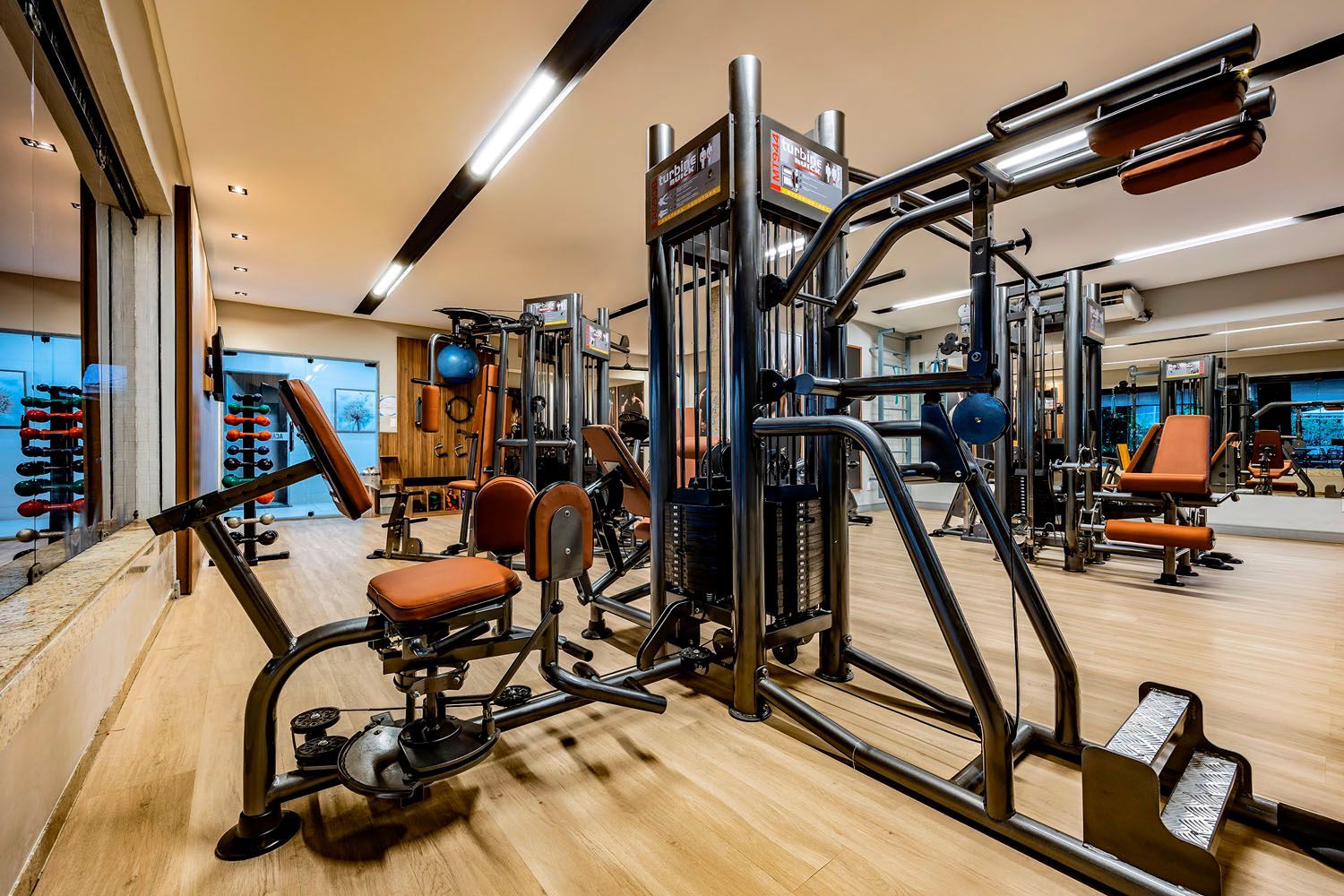Uma grande academia cheia de equipamentos de ginástica.