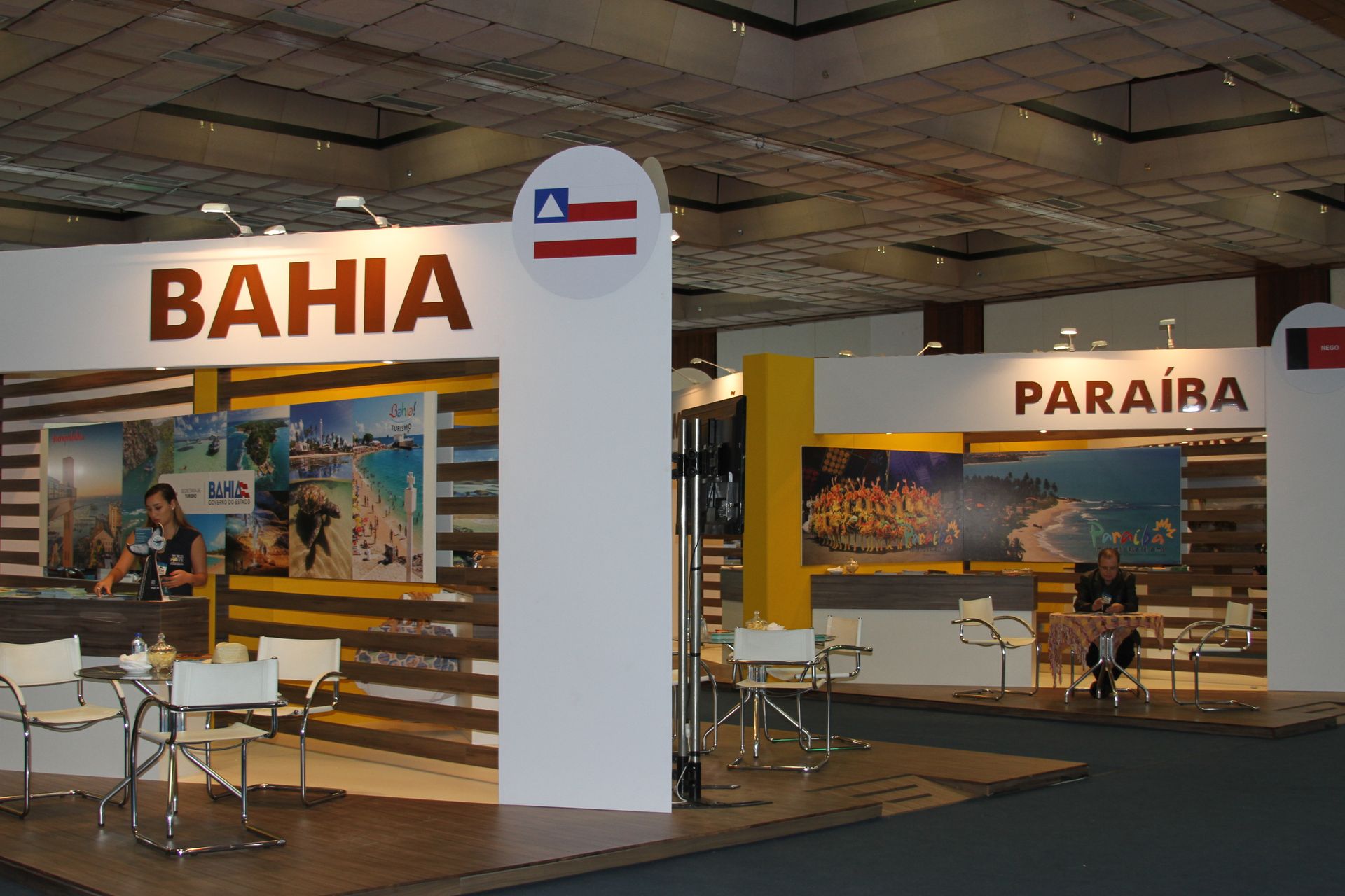 Um estande bahia e paraira com mesas e cadeiras