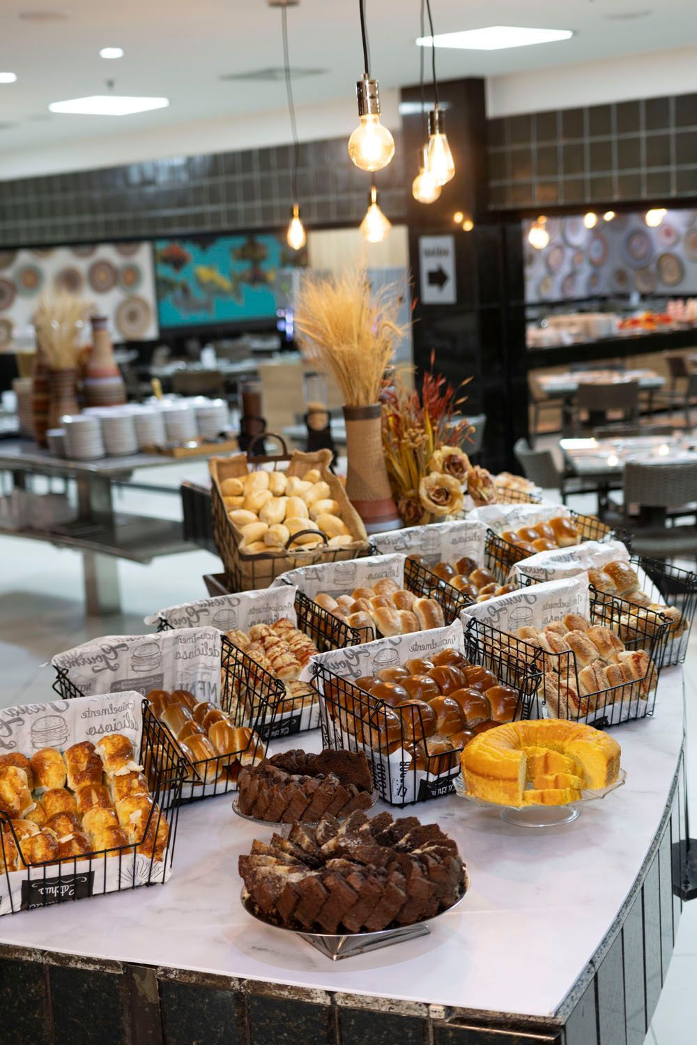 Há muitos tipos diferentes de pão na mesa.