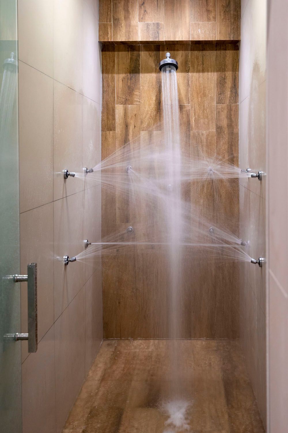 Um chuveiro com muita água saindo dele.