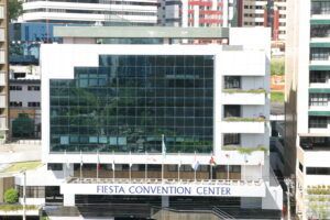Uma vista aérea do centro de convenções Fiesta