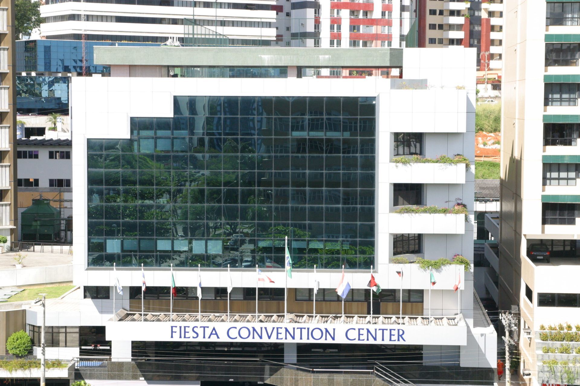 Uma vista aérea do centro de convenções Fiesta