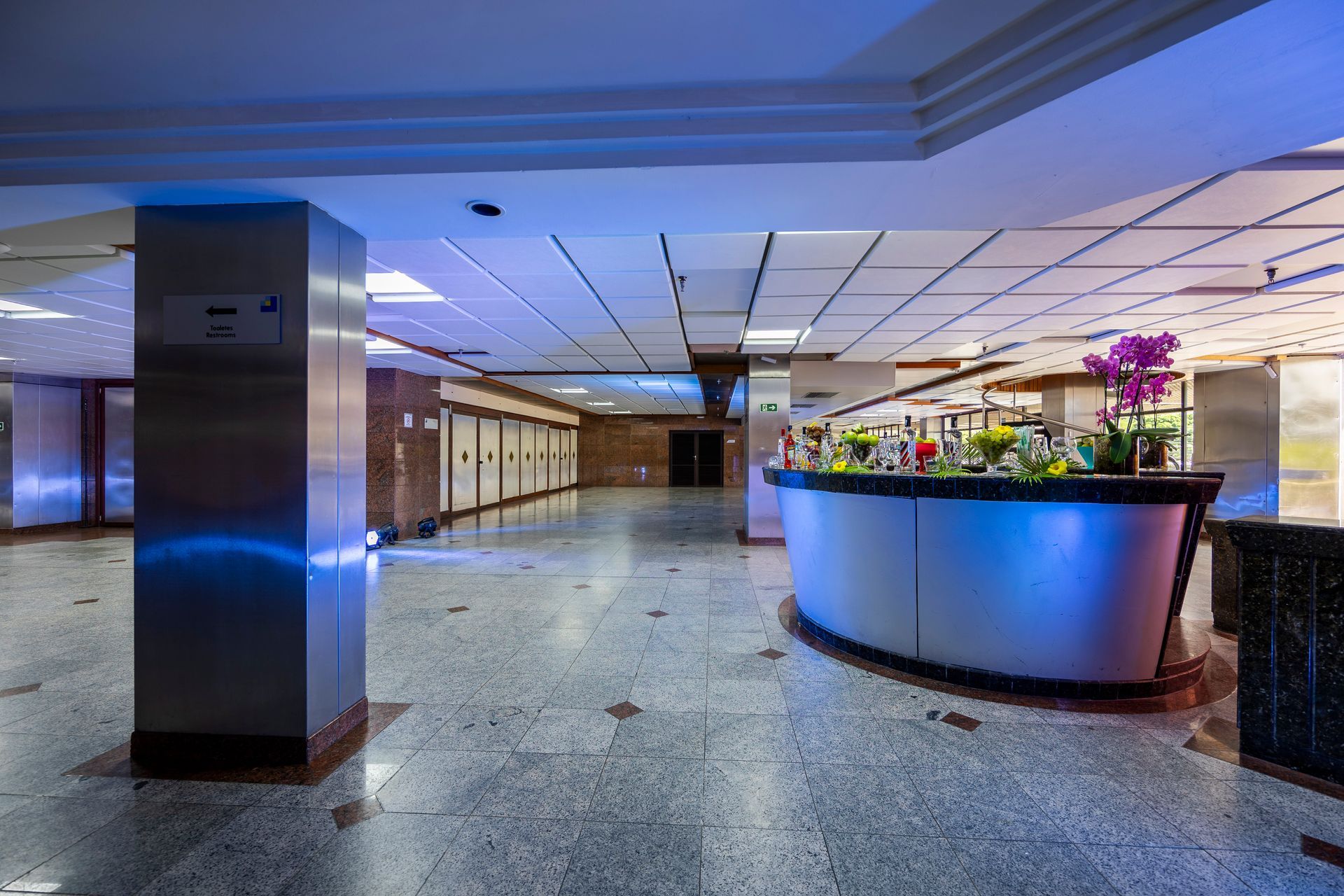 Um grande saguão com uma luz azul no teto