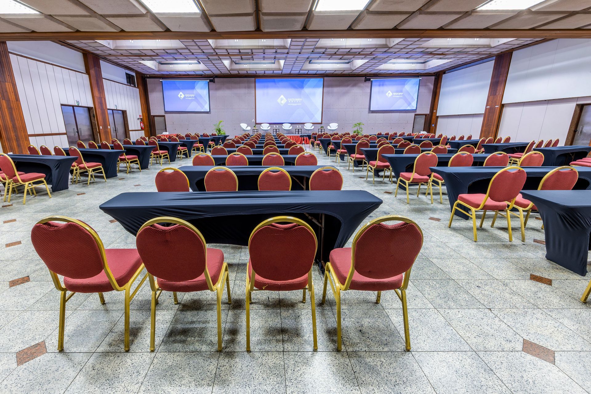 Uma grande sala de conferências cheia de mesas e cadeiras