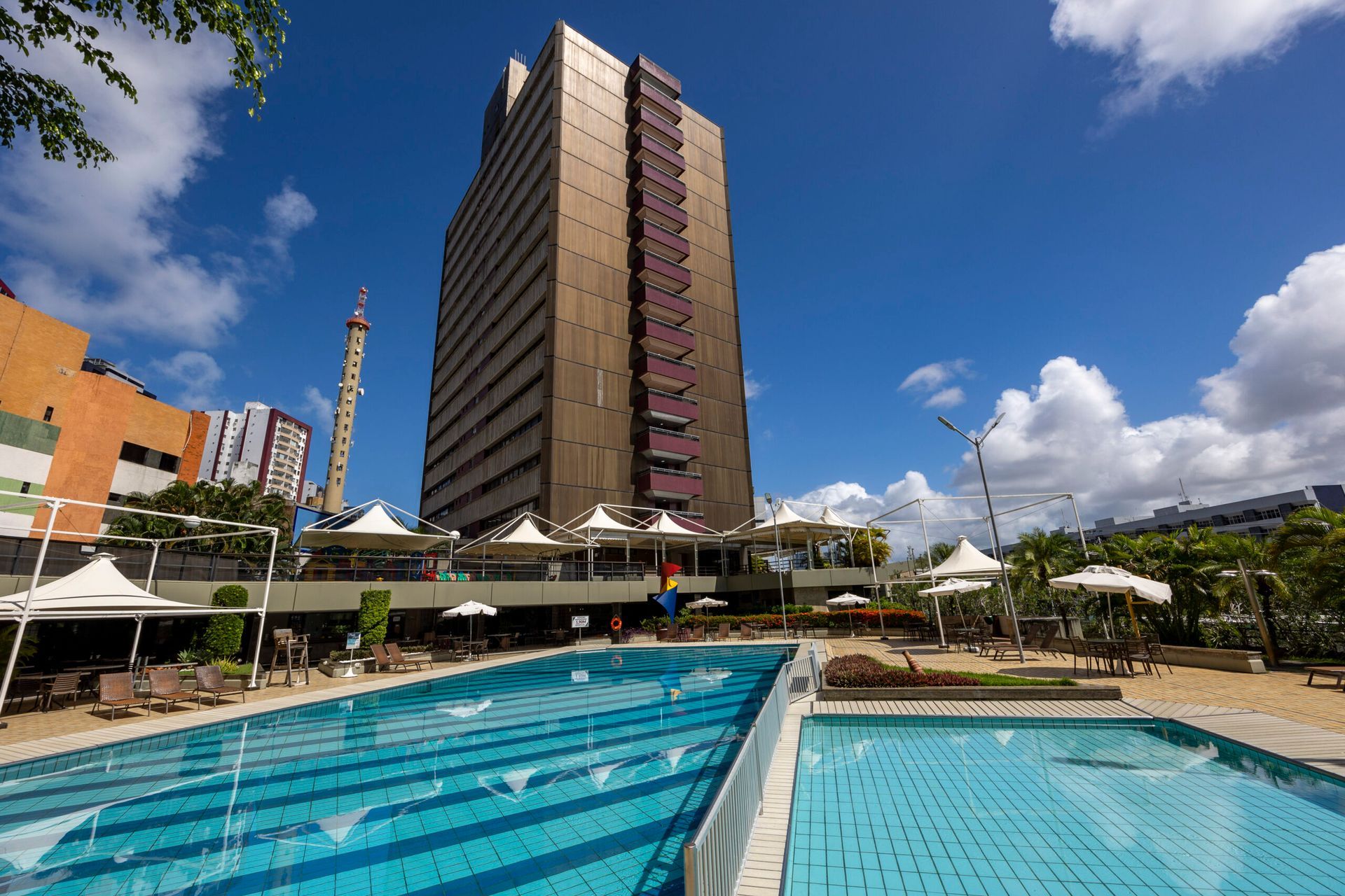 Um grande edifício com uma piscina na frente
