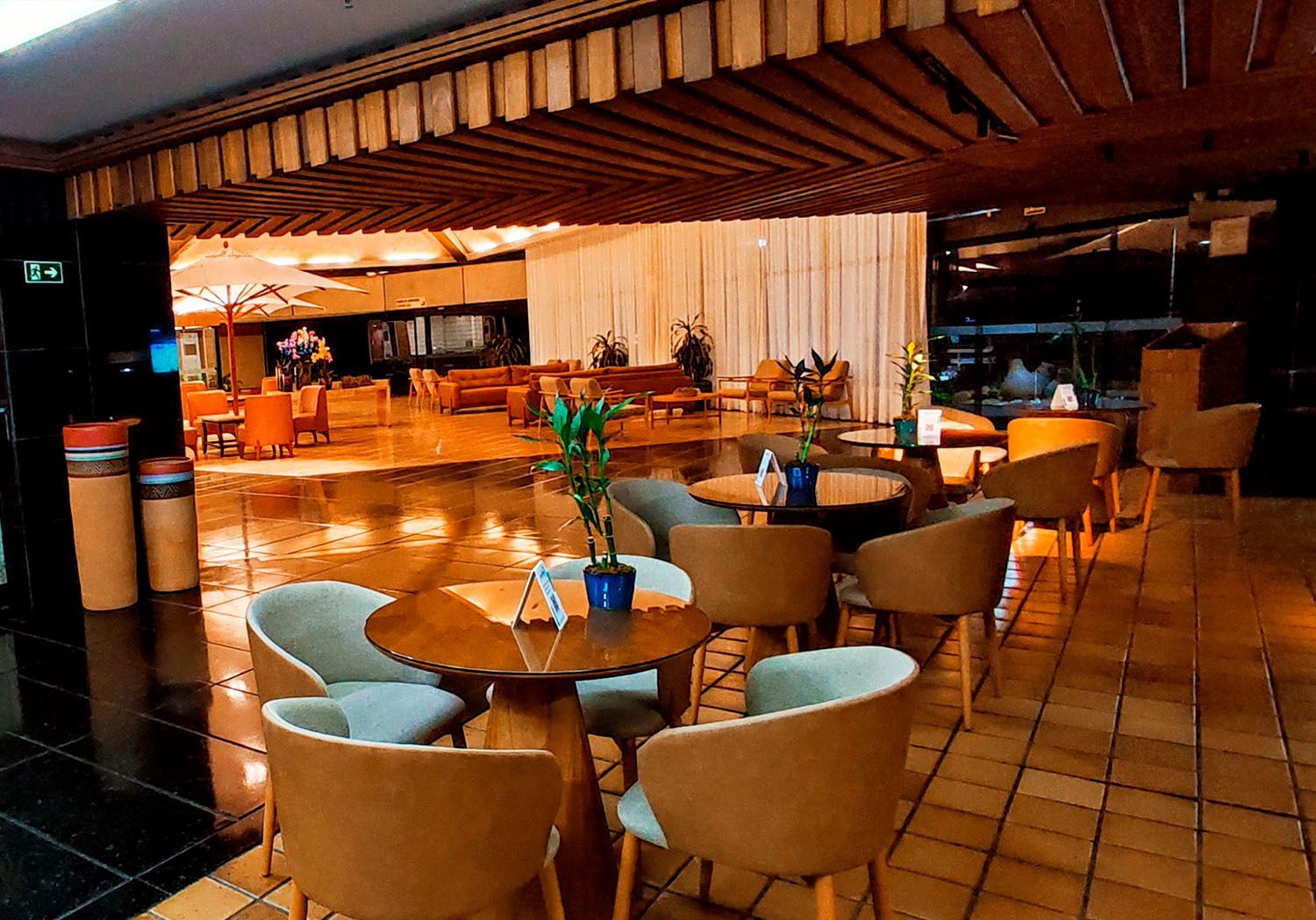 Uma sala grande com mesas e cadeiras