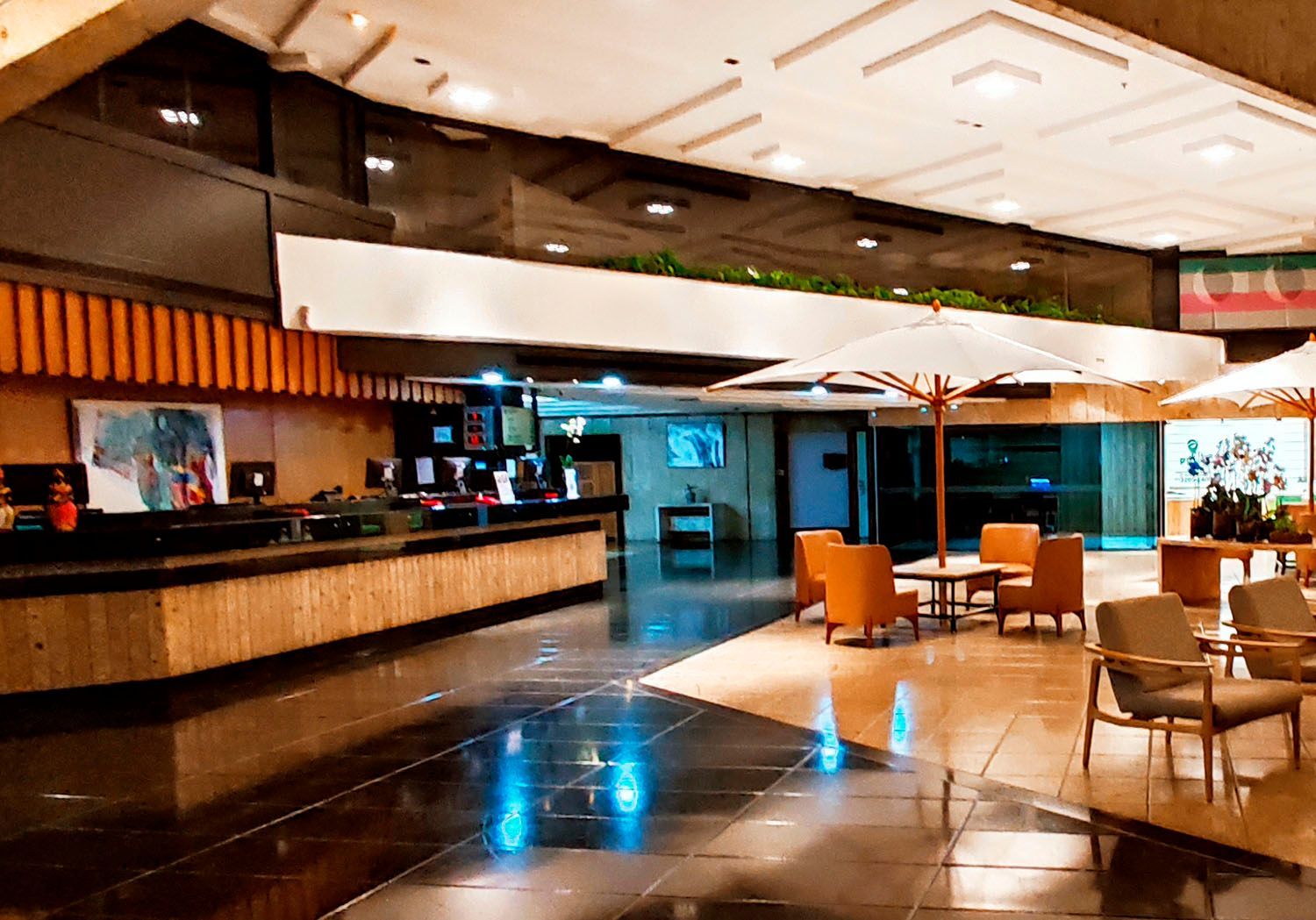 Um lobby de hotel com um balcão e cadeiras