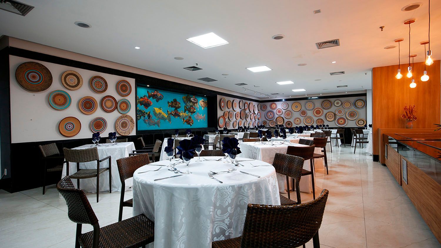 Há muitas mesas e cadeiras no restaurante.