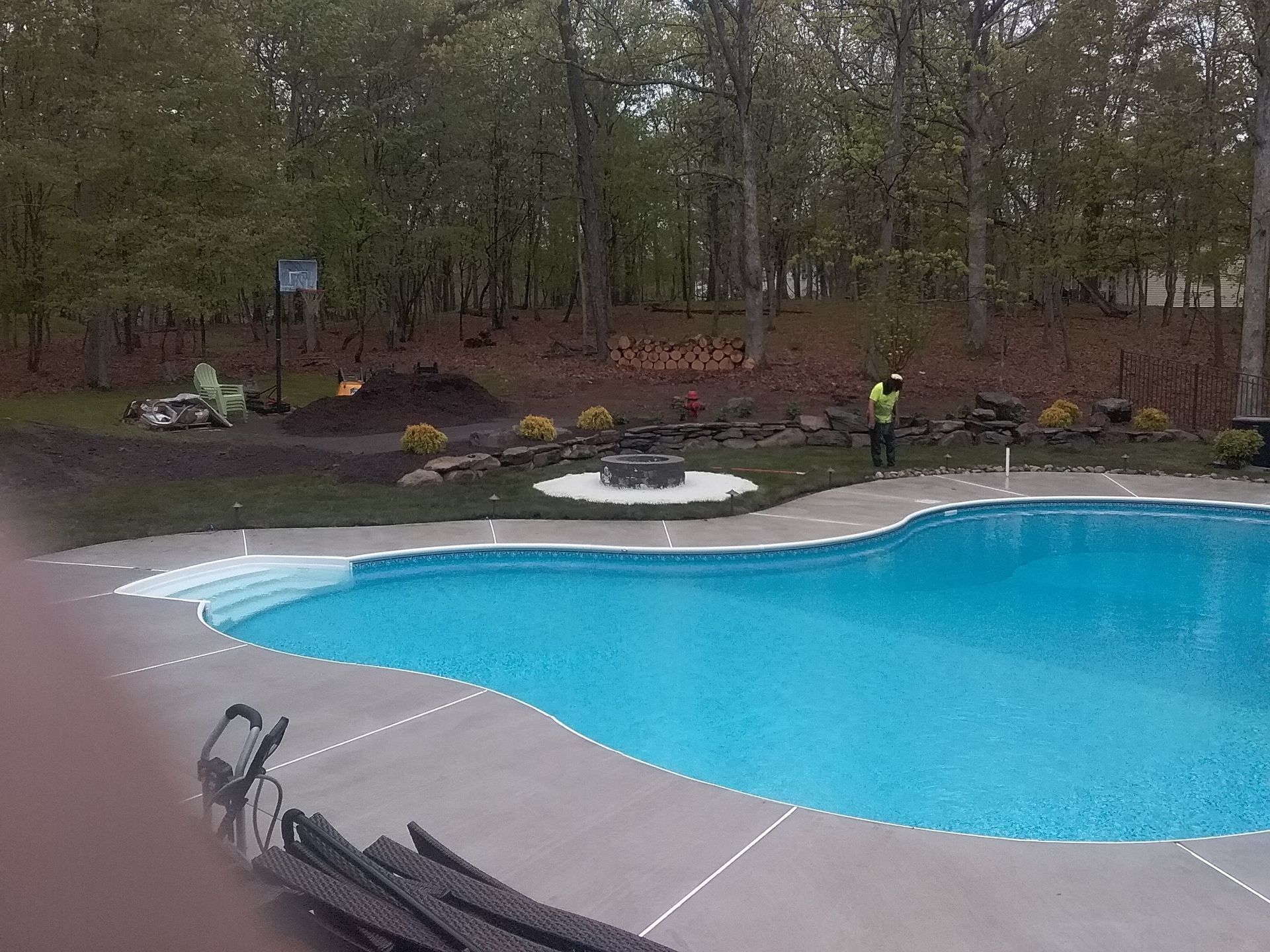 a large swimming pool is surrounded by trees 